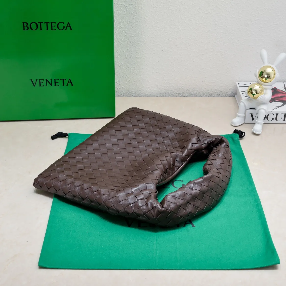 Batch 1860 #Bv new small HOP bag, the bag body and handles are made of a whole piece of woven leather. The bag body is soft and lazy. Hop symbolizes the praise of innovation and eternal craftsmanship [love]. The pyramid silhouette combines practicality and fashion. It is modern and casual. The double-sided closure design of the bag mouth is more convenient and safe! The cowhide texture also makes the bag more wear-resistant and durable. A must-have for fashionable ladies who like minimalism yet comfortable and casual! Size: 41x20.5x7.5, Model: 3966#